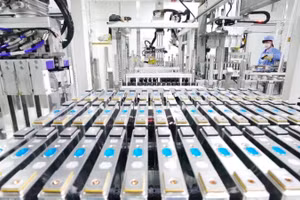 Công nhân làm việc trên dây chuyền sản xuất tại một nhà máy sản xuất pin lithium ở Đường Sơn, tỉnh Hà Bắc, miền bắc Trung Quốc. (Ảnh: Tân Hoa xã) 