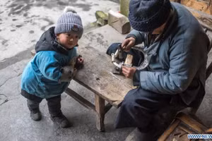 Chế tác bạc ở tỉnh Hồ Nam, Trung Quốc. (Ảnh: Xinhua)