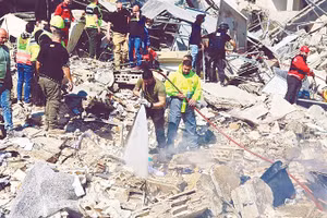 Lực lượng cứu hộ tìm kiếm người sống sót sau một vụ không kích tại Liban (Ảnh: Tân Hoa Xã)