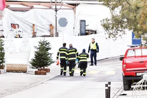 Lực lượng an ninh được triển khai đến hiện trường vụ cháy. (Ảnh: Tân Hoa xã)