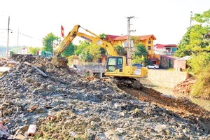 Suối Mỏ Bạch-Làng Đanh đang được nạo vét, mở rộng để tăng lưu lượng thoát nước.