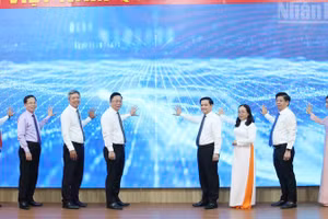 Đại biểu thực hiện nghi thức công bố vận hành Hệ thống Chính quyền số.