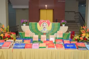 Không gian trưng bày các tác phẩm nổi bật do Nhà xuất bản Quân đội nhân dân ấn hành.