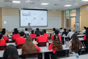 Tiến sĩ Nguyễn Mạnh Hà (Đại học Missouri-Columbia) tham gia giảng dạy tại Trại hè tài năng khoa học về Vật lý lượng tử và Khoa học vật liệu. 