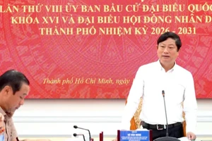 Đồng chí Võ Văn Minh, Ủy viên Trung ương Đảng, Phó Bí thư Thành ủy, Chủ tịch Hội đồng nhân dân Thành phố Hồ Chí Minh, Chủ tịch Ủy ban Bầu cử thành phố phát biểu tại phiên họp.