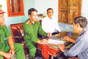 Công an xã Thuận Bắc (Khánh Hòa) gặp gỡ, tuyên truyền cho người dân ký cam kết tham gia phòng, chống ma túy.