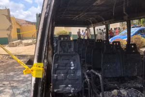 Hiện trường một vụ tấn công nhà tù ở Abuja, Nigeria. (Ảnh: Xinhua)