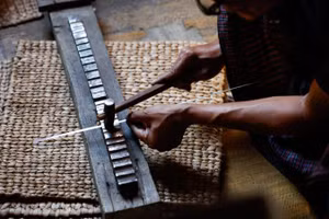 Thợ chế tác bạc tại xưởng ở thị trấn Nyaungshwe, bang Shan, Myanmar. (Ảnh: Xinhua) 