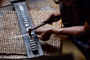 Chế tác bạc tại xưởng ở hồ Inle, thị trấn Nyaungshwe, bang Shan, Myanmar. (Ảnh: Xinhua)