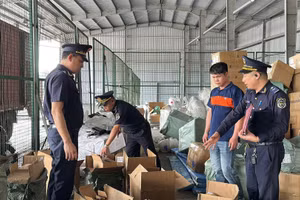 Cán bộ Hải quan tiến hành thu giữ hàng giả, hàng vi phạm sở hữu trí tuệ.