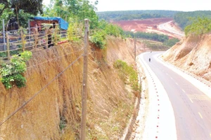 Hộ dân ở cheo leo bên mép đường liên xã Phú Trung-Phước Tân chưa được chính quyền địa phương đưa ra phương án hỗ trợ.