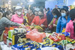 Công nhân, lao động mua sắm tại Chợ Tết Công đoàn.