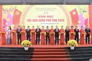 Các đại biểu thực hiện nghi thức khai mạc Hội báo Xuân Phú Thọ 2026.
