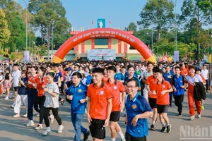 Đông đảo cán bộ, chiến sĩ và người dân tham gia hưởng ứng chạy bộ tại điểm Trung tâm Xúc tiến đầu tư thương mại và du lịch Đồng Nai.