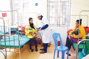 Bác sĩ thuộc Trung tâm Y tế khu vực Điện Biên Đông, tỉnh Điện Biên đang thăm khám cho bệnh nhân.