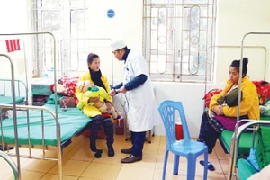 Bác sĩ thuộc Trung tâm Y tế khu vực Điện Biên Đông, tỉnh Điện Biên đang thăm khám cho bệnh nhân.