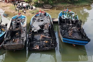 Vụ hỏa hoạn khiến các tàu cá của ngư dân Quảng Ngãi bị hư hỏng nặng.