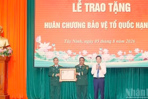 Thừa lệnh Chủ tịch nước, Phó Chủ tịch Ủy ban nhân dân tỉnh Tây Ninh Phạm Tấn Hòa trao Huân chương Bảo vệ Tổ quốc hạng Ba cho Đội K73.