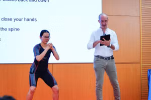 Thạc sĩ Ezio Rosa, chuyên gia EMS người Italia hướng dẫn và đưa các bạn học viên trải nghiệm thiết bị ngay trong khóa học.