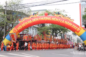 Đoàn rước Mẫu đi qua các tuyến phố trung tâm của phường Minh Xuân.