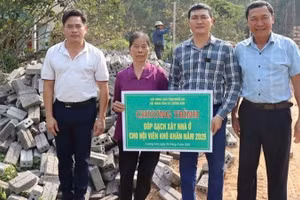 Các tổ chức Hội Nông dân và Đoàn Thanh niên hỗ trợ những viên gạch nghĩa tình cho gia đình chị Nguyễn Thị Thiện ở xóm Nam Lộc (Vạn Xuân, Nghệ An) xây nhà.