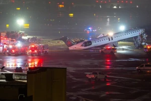 Chiếc máy bay Air Canada Express bị hư hỏng nặng với phần mũi bị gãy tại sân bay LaGuardia. (Ảnh: The New York Times) 