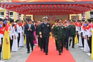 Đại tướng Phan Văn Giang, Ủy viên Bộ Chính trị, Phó Bí thư Quân ủy Trung ương, Bộ trưởng Quốc phòng và Thượng tướng Đổng Quân, Bộ trưởng Quốc phòng Trung Quốc tại Trường trung học phổ thông Trần Phú.