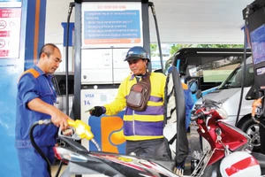 Giá xăng ở hầu hết các cây xăng tại Thành phố Hồ Chí Minh đã niêm yết 31.000 đồng/lít từ ngày 23/3. (Ảnh: THẾ ANH)