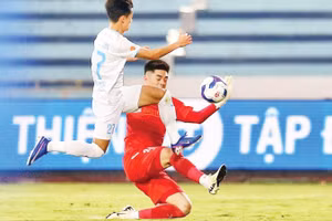 Pha cản phá của thủ môn Trung Kiên (áo đỏ) trước Thép Xanh Nam Định.