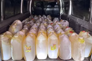 Ô-tô tải chở hàng chục can nhựa đựng xăng vận chuyển trái phép qua biên giới.