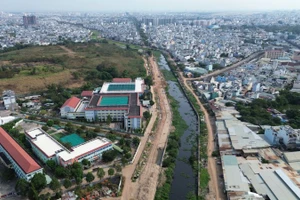 Công trình kênh Tham Lương-Bến Cát-rạch Nước Lên hoàn thành các hạng mục chính đạt khoảng 65% tiến độ, hiện đã hình thành trục đường giao thông dọc 2 bên tuyến kênh. (Ảnh: VÕ LÊ)