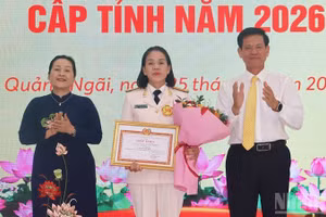 Trao giải Nhất cho báo cáo viên Nguyễn Thị Kim Phượng (đơn vị Đảng ủy Công an tỉnh Quảng Ngãi).