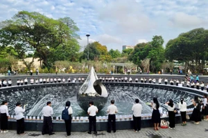 Cán bộ y tế Trung tâm Kiểm soát bệnh tật Thành phố Hồ Chí Minh tưởng niệm đồng bào đã mất vì Covid-19. (Ảnh: Trung tâm Kiểm soát bệnh tật)