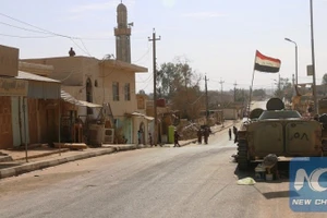 Một phương tiện quân sự gần thành phố Rawa, gần khu vực biên giới Iraq và Syria. (Ảnh: Xinhua)