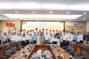 Phó Vụ trưởng Vụ Học sinh, sinh viên (Bộ Giáo dục và Đào tạo) Nguyễn Thị Nhung cùng lãnh đạo Trường đại học Thủy lợi chụp ảnh lưu niệm cùng sinh viên, học viên cao học và nghiên cứu sinh thuộc diện gia đình chính sách. 