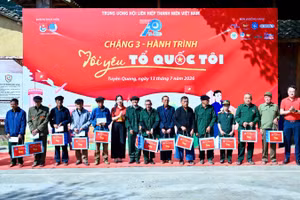 Các đại biểu Hành trình “Tôi yêu Tổ quốc tôi” tham gia hoạt động đền ơn đáp nghĩa tại xã Lũng Cú (tỉnh Tuyên Quang).