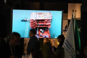 Người dân tham quan Triển lãm dầu khí, lọc dầu và hóa dầu quốc tế lần thứ 29 tại thủ đô Tehran của Iran, ngày 8/5/2025. (Ảnh: Xinhua) 