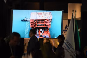 Người dân tham quan Triển lãm dầu khí, lọc dầu và hóa dầu quốc tế lần thứ 29 tại thủ đô Tehran của Iran, ngày 8/5/2025. (Ảnh: Xinhua) 