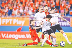 Công an Thành phố Hồ Chí Minh (áo trắng) hòa đội chủ nhà Ninh Bình 1-1.