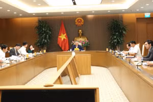 Phó Thủ tướng Thường trực Chính phủ Nguyễn Hòa Bình chủ trì cuộc họp về hoàn thiện dự thảo quy chế hoạt động của Trung tâm Tài chính quốc tế Việt Nam. (Ảnh: VGP/Nguyễn Hoàng)