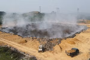 Lực lượng chức năng xã Quảng Ninh, tỉnh Quảng Trị khẩn trương lấp đất, xử lý đám cháy bãi rác gây ô nhiễm môi trường nhiều ngày qua.