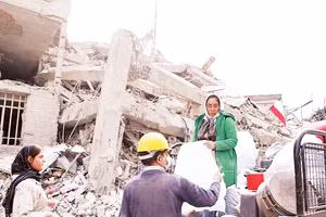 Người dân dọn dẹp nhà bị phá hủy ở Tehran, Iran. (Ảnh: TÂN HOA XÃ)