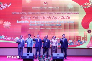 Đại diện lãnh đạo Đảng, Nhà nước Lào cùng Đại sứ Việt Nam tại Lào nâng ly chúc mừng Tết cổ truyền Xuân Bính Ngọ của Việt Nam. (Ảnh: Xuân Tú/TTXVN)