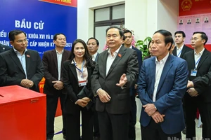 Chủ tịch Quốc hội Trần Thanh Mẫn, Chủ tịch Hội đồng Bầu cử Quốc gia kiểm tra công tác bầu cử tại phường Hải An, thành phố Hải Phòng. (Ảnh: DUY LINH)