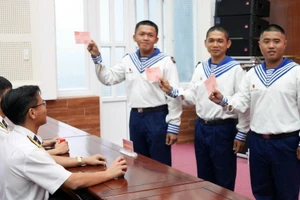 Chiến sĩ trẻ Vùng 2 Hải quân đi bầu cử sáng 26/2.