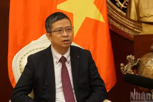 Đại sứ Phạm Thanh Bình trả lời phỏng vấn báo chí.