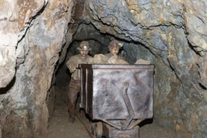 Công nhân làm việc tại mỏ khai thác bạc El Eden ở Zacatecas, bang Zacatecas, Mexico. (Ảnh: Tân hoa xã) 