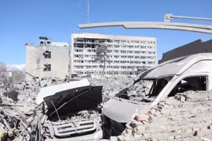 Thiệt hại sau các cuộc không kích của Mỹ và Israel tại Tehran, Iran. (Ảnh: THX/TTXVN)