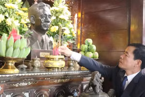 Ủy viên Trung ương Đảng, Bí thư Tỉnh ủy Quảng Trị Nguyễn Văn Phương dâng hương tưởng nhớ Tổng Bí thư Lê Duẩn.
