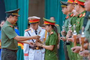Các tập thể, cá nhân có thành tích xuất sắc nhận giải thưởng tại buổi lễ.
